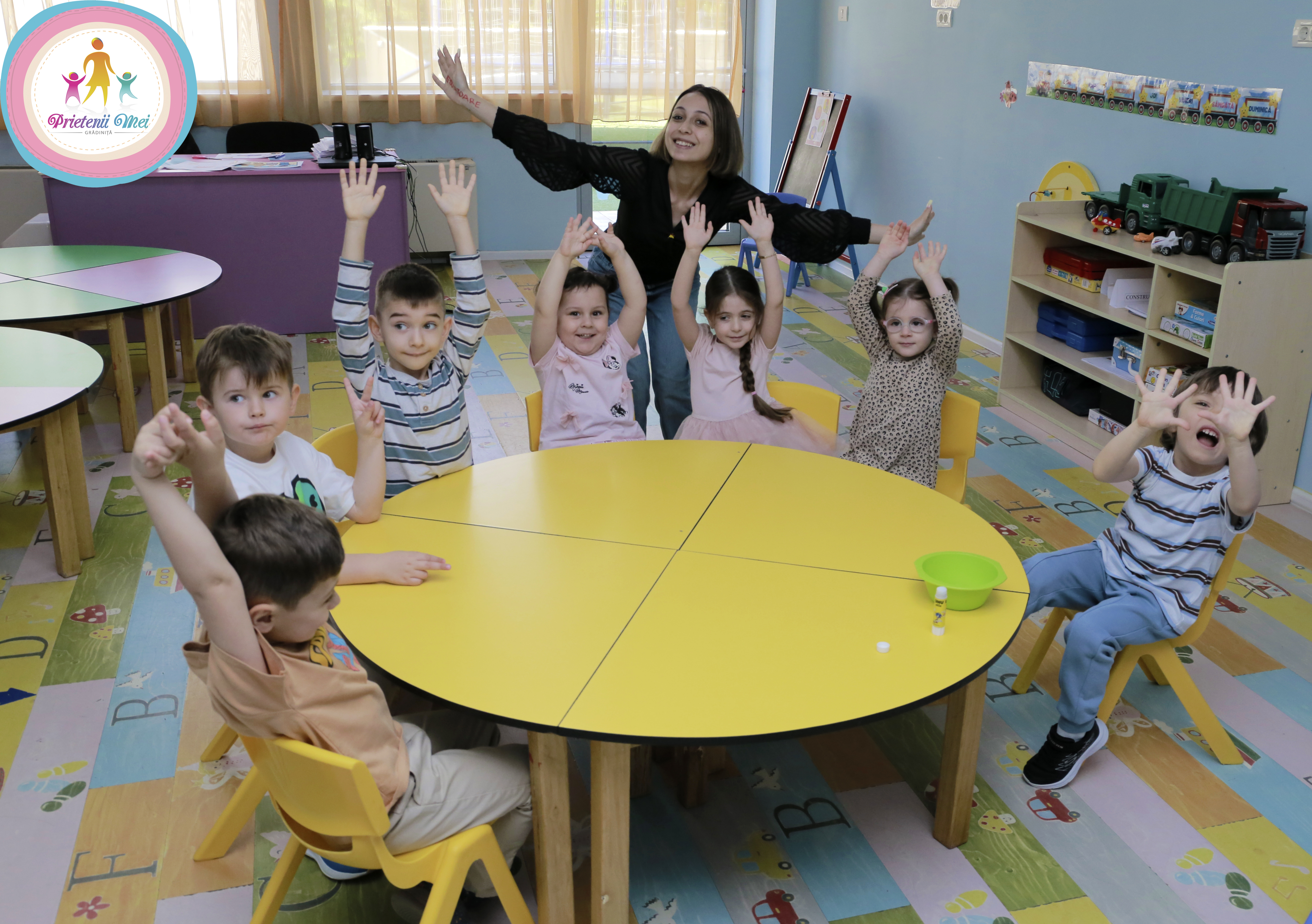 Educatoare și copii într-o activitate de grup la Grădinița Prietenii Mei