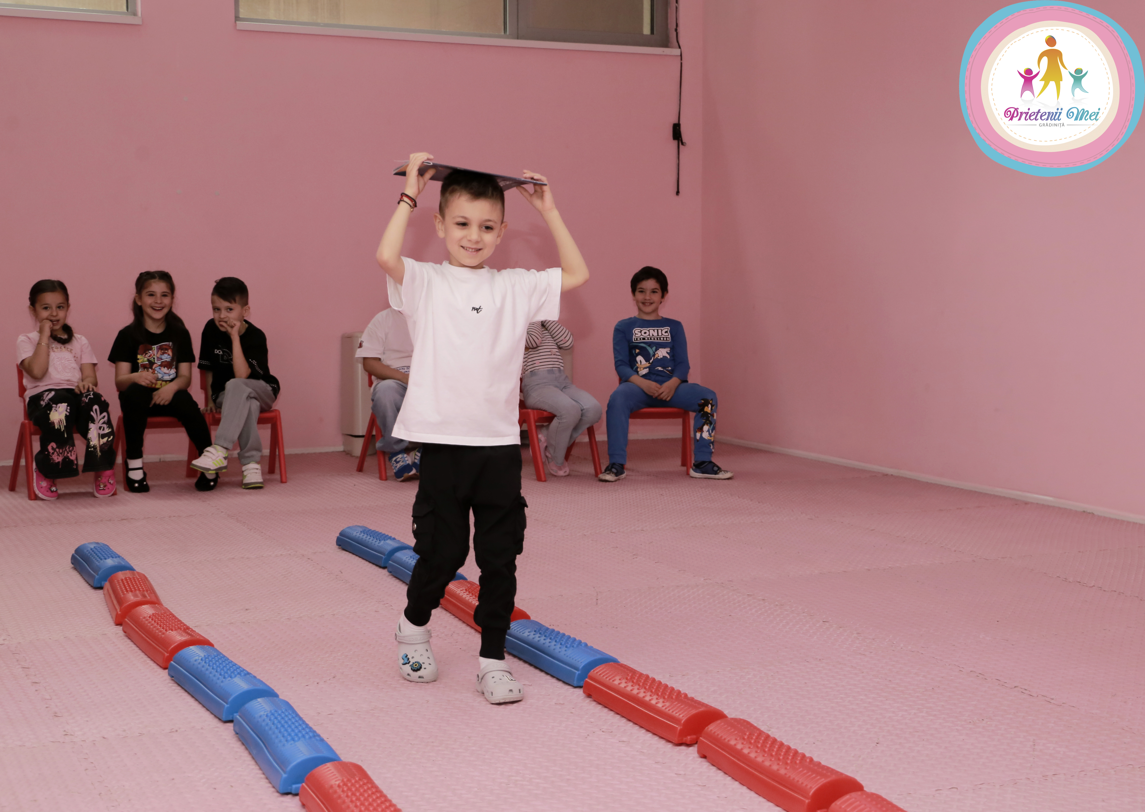 Activitate de mișcare și echilibru în sala de sport